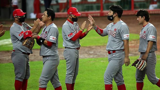 연패 끊은 SK 선수단 (사진=연합뉴스)