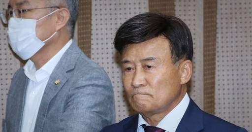 김원웅 광복회장이 지난달 24일 국회 소통관에서 기자회견을 마친 뒤 걸어나가고 있다. 연합뉴스