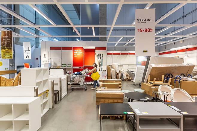 단순 반품이나 전시 상품, 흠집이나 오염 있는 리퍼브 상품을 최대 80% 할인해 판매하는 이케아 광명점의 '알뜰코너'. 이케아 가구와 인테리어 소품 등을 저렴하게 구매할 수 있다. /김종연 영상미디어 기자