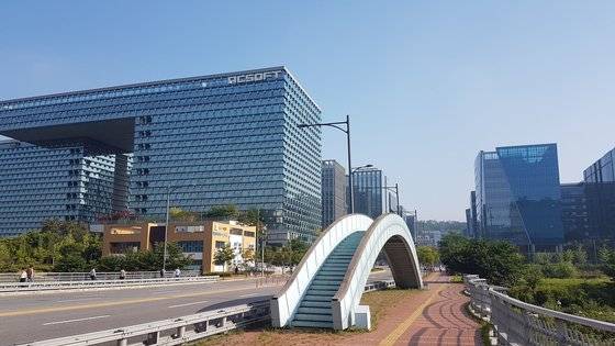 장류진 작가의 단편소설『일의 기쁨과 슬픔』에 등장하는 ‘판교육교’의 실제 모델인 경기도 성남시 분당구 삼평동 동안교 조형물. 판교역에서 봇들저류지 공원을 넘어 엔씨소프트 사옥 방면으로 가는 동안교에 한쪽에 설치돼 있다. 육교 모양이기는 하지만 도로를 가로질러 길 건너편으로 이어지지 않고 도로와 평행하게 놓여있다. 분당구청 관계자는 ’2009년 판교 택지를 개발하면서 각 다리마다 조형물을 설치했는데 그 일환으로 설치됐다“며 ’육교라기 보다는 사진을 찍거나 경치를 보는 전망대“라고 설명했다. 박민제 기자