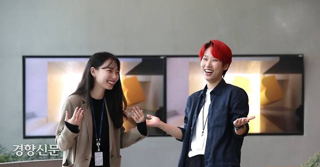 웹예능 <문명특급>을 이끄는 홍민지(왼쪽)·이은재 PD가 14일 SBS 목동사옥 13층 복도에서 인터뷰에 앞서 사진 촬영을 위해 포즈를 취하고 있다. 이들은 팀의 강점으로 “소재나 기획 결정권자가 90년대생”이라는 점을 꼽았다. 김기남 기자
