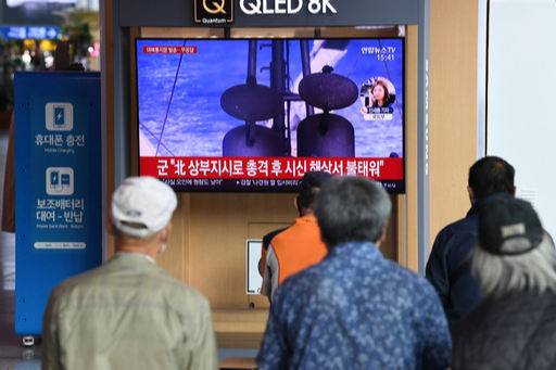 24일 서울역을 찾은 시민들이 연평도 공무원 피격 사건 뉴스를 보고 있다. 허정호 선임기자