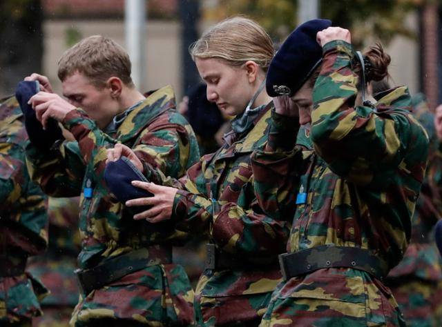 엘리자베스 공주(가운데)가 26일 벨기에 브뤼셀의 왕실육군사관학교에서 동기생들과 함께 블루 베레모를 받아 머리에 쓰고 있다. 브뤼셀=EPA 연합뉴스