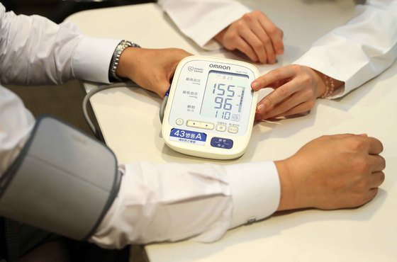서울 신촌 세브란스병원에서 한 고혈압환자가 혈압을 재고 있다. 중앙포토