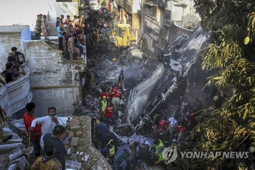 5월 22일 추락한 파키스탄 국제항공 여객기 잔해 [AP=연합뉴스]