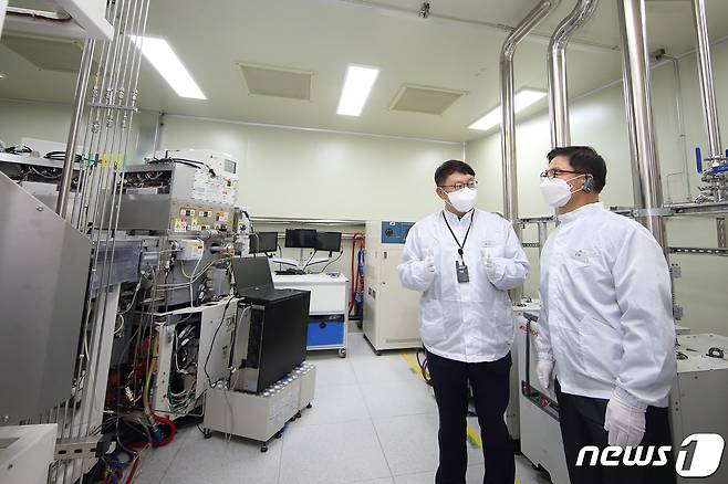 25일 오전 제1회 건강한 연구실로 선정된 경기도 용인시 명지대학교 자연캠퍼스 반도체공정진단연구소에서 홍상진 교수(왼쪽)가 정병선 과학기술정보통신부 제1차관에게 시설 안내를 하고 있다.© 뉴스1