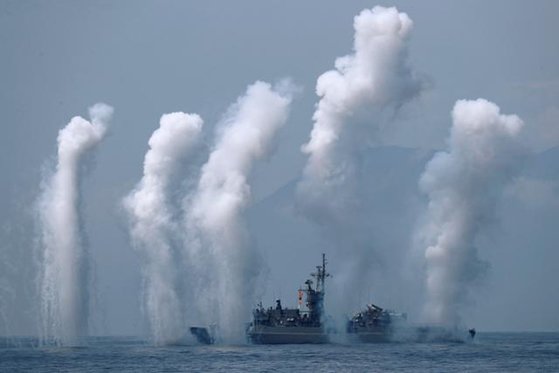대만 해군이 최근 중국의 잇단 무력 위협에 대응하는 차원에서 대만 북동부 해역에서 실탄사격 훈련을 펼치고 있다. [로이터=연합뉴스]