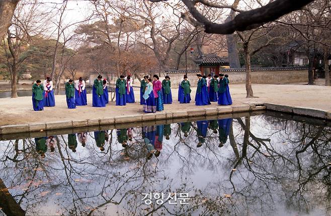 MBC 드라마 ‘인현왕후전’에서 궁녀들의 모습. 숙종을 모신 궁녀들은 퍼스트캣을 ‘김손’이라 불렀다고 한다.