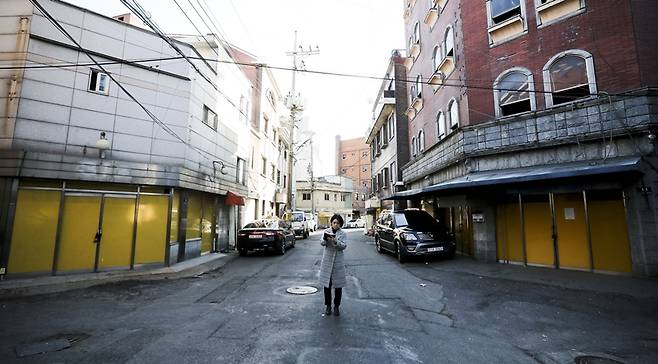 ▲ 취재 중인 최은경 중앙일보 기자. 사진=중앙일보