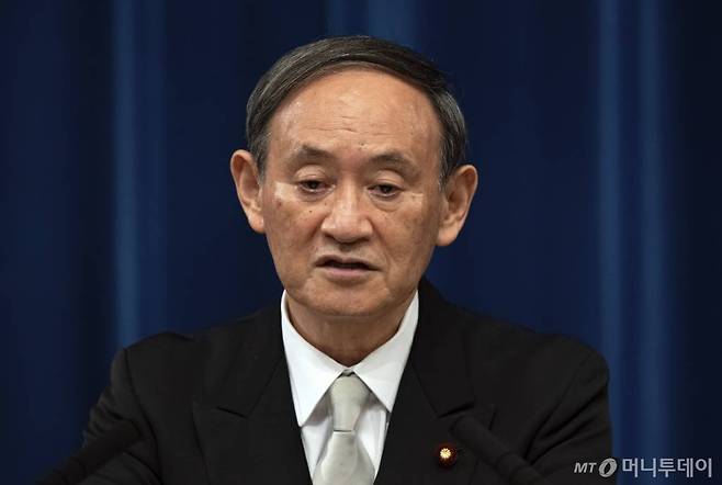 [도쿄=AP/뉴시스]16일 스가 요시히데 신임 일본 총리가 도쿄 총리 관저에서 취임 기자회견을 가지고 있다. 2020.09.17.