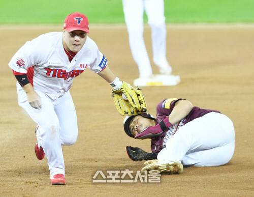 KIA 타이거즈 내야수 김선빈이 22일 광주 키움전에서 0-1로 뒤진 6회 타자의 땅볼 타구를 잡아 1루 주자 이지영을 태그아웃시키고있다. 김도훈기자 dica@sportsseoul.com