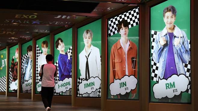 BTS는 첫 영어 싱글 '다이너마이트'(Dynamite)'로 한국 가수 최초로 빌보드 메인 싱글 차트인 '핫 100' 정상에 올랐다