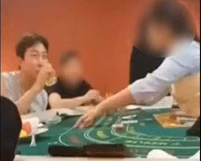 연예기자 출신 유튜버 김용호씨가 29일 가수 겸 연기자 탁재훈의 해외 도박 장면이라고 주장하며 공개한 사진./ 유튜브 '김용호 연예부장'