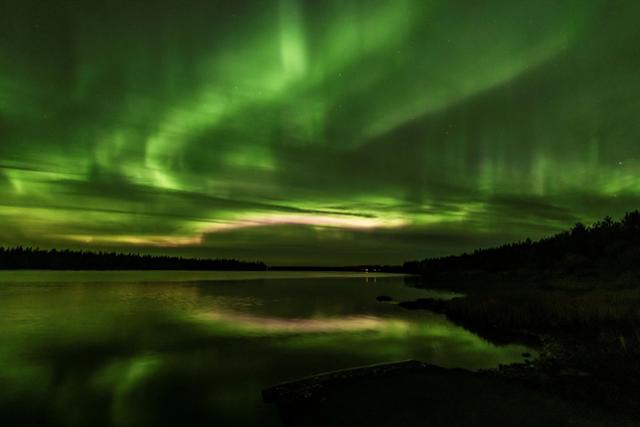 핀란드 파플란드의 로바니에미 부근에서 25일 오로라가 하늘을 수놓고 있다. 로바니에미=로이터 연합뉴스
