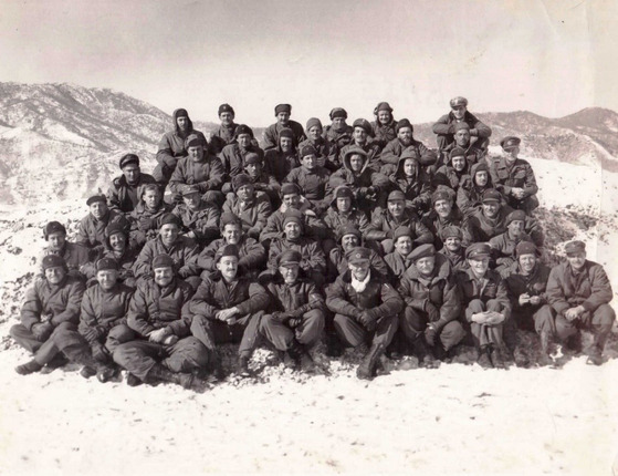 No. 2 Squadron personnel at the K-46 advanced air base at Hoengsong, Gangwon, in 1952. [SOUTH AFRICAN AIR FORCE MUSEUM/ SOUTH AFRICAN KOREAN WAR VETERANS ASSOCIATION]