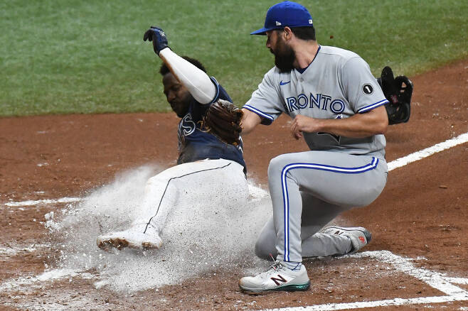 Sep 29, 2020; St. Petersburg, Florida, USA; Tampa Bay Rays outfielder Randy Arozarena (56) slides into home plate as Toronto Blue Jays pitcher Robby Ray (38) attempts to catch the ball in the fourth inning at Tropicana Field. Mandatory Credit: Jonathan Dyer-USA TODAY Sports







<저작권자(c) 연합뉴스, 무단 전재-재배포 금지 >