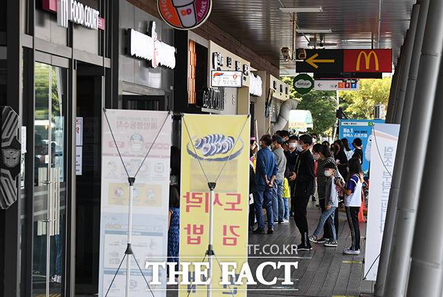 외부 푸드코트 이용하는 귀성객들