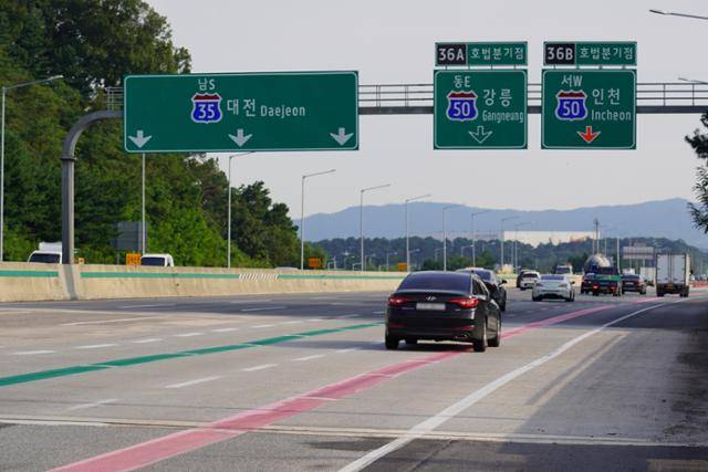 노면 색깔 유도선이 설치돼 있는 영동고속도로 호법분기점 모습. 우회전은 분홍색, 직진은 녹색이 칠해져 있다. 색깔 유도선은 2012년 안산분기점에 처음 설치돼 지금까지 교통사고 감소에 크게 이바지하고 있다. 김용식 PD