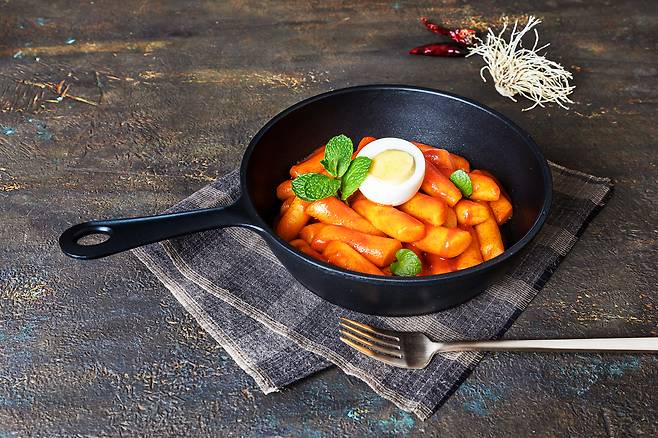 충북 청주의 뚝배기 떡볶이 달인이 대를 이어 지켜온 31년 떡볶이 비법을 한 방송 프로그램을 통해 공개하면서 화제다./사진=이미지투데이