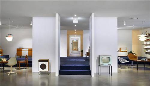 전시장은 중앙의 긴 통로를 중심으로 여러 개의 구획으로 나뉘어 있다. 각 공간은 시대별로 혹은 제품군별로 구분되어 있다. [4560디자인하우스 제공]