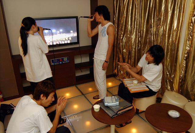 2003년 7월 서울 홍익대 앞 노래방 럭셔리수에서 청년들이 노래를 부르고 있다. 박서강 기자