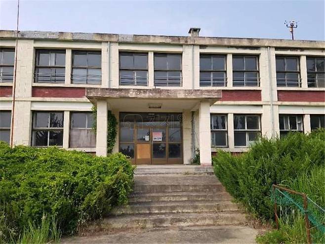 최근 온비드 공매에서 17억5000만원에 낙찰된 전북 김제시 소재 폐교 금구중학교 전경. /사진제공=지지옥션