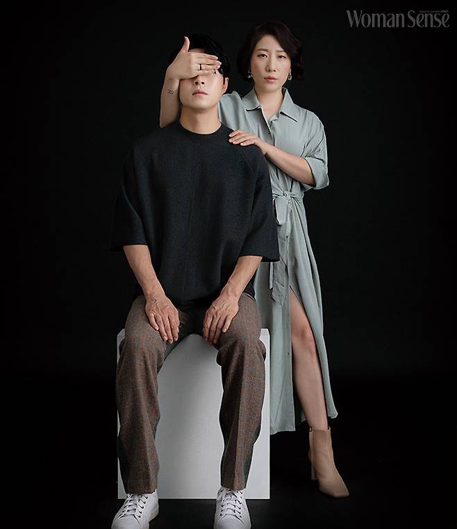 김영희_민트 셔츠 원피스 랩, 이어링 이오유스튜디오 for 하고, 스퀘어 부티 코스.   민도윤_ 다크그린 니트 티셔츠 코스, 브라운 모직 슬랙스 어널로이드, 운동화 락포트.