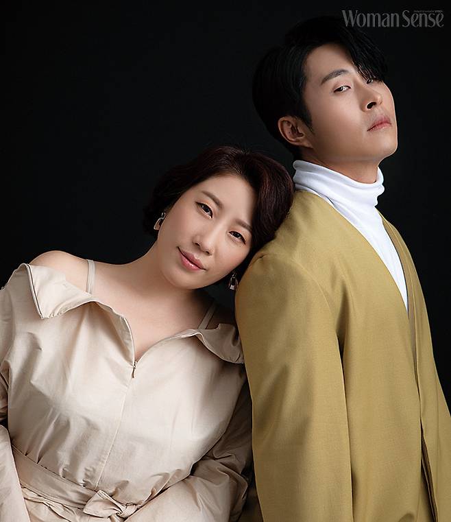 김영희_베이지 오프숄더 원피스 에이벨, 이어링 이오유스튜디오 for 하고,  민도윤_옐로 롱 코트 코스, 화이트 터틀넥 스타일리스트 소장품.