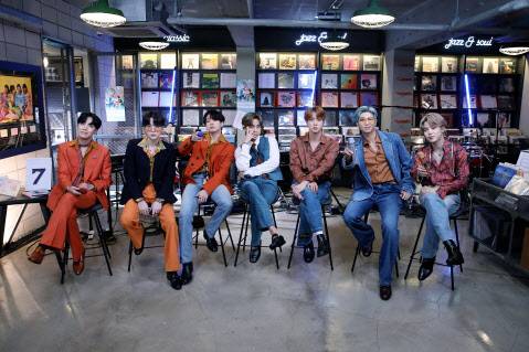 BTS(방탄소년단) 멤버들이 지난 21일(한국 시각) 미국 공영 라디오방송 NPR의 음악 프로그램인 ‘타이니 데스크 콘서트’에 출연해 포즈를 취하고 있다. (사진=빅히트엔터테인먼트)