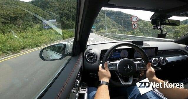 메르세데스-벤츠 GLB 250 4MATIC 주행모습