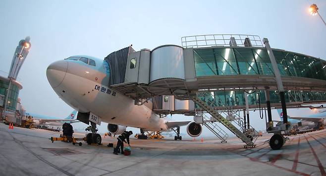 인천공항에서 대한항공 여객기가 탑승교가 있는 접현주기장에 서있다. [중앙포토]