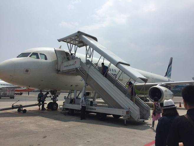 셔틀버스를 타고 이동해서 비행기를 타는 원격주기장. [에탄스포토 블로그 캡처]