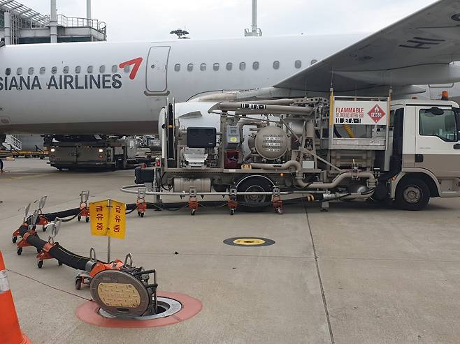 항공기가 주기장에 도착하면 급유 등 지상조업이 이뤄진다. [강갑생 기자]