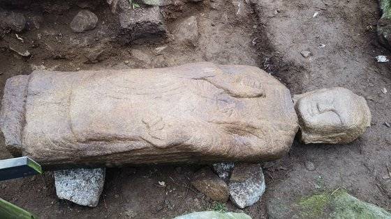 국립공원공단 북한산국립공원사무소는 최근 공원 내 산재해있는 비지정문화재 정밀조사 중 북한산 인수봉 아래(경기도 고양시 덕양구 소재)에서 고려시대 초기 석불입상을 발굴, 불두(佛頭)도 함께 출토되었다고 발표했다. [사진 북한산국립공원사무소]