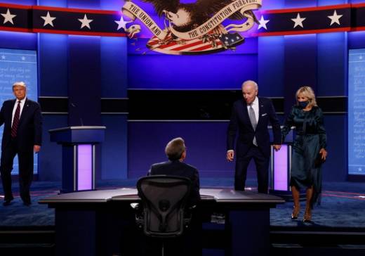 도널드 트럼프 미국 대통령과 조 바이든 대선 후보(민주당)가 29일(현지시간) 첫 번째 TV토론 '막장' 대결을 마쳤다. 연방대법관과 신종 코로나바이러스 감염증(코로나19), 경제, 인종차별 문제 등 6가지 주제를 가지고 펼쳐진 이번 토론회는 ‘혼돈 그 자체’로 끝나고 말았다./사진=로이터