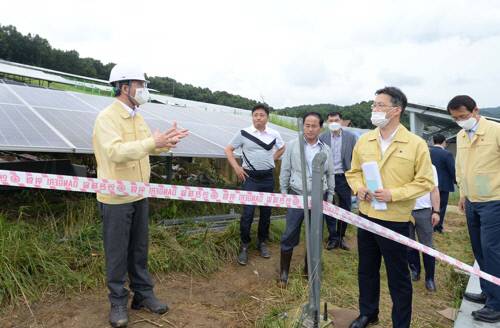 성윤모 산업통상자원부 장관(왼쪽)이 지난 8월10일 집중호우로 피해를 본 충남 천안시 목천읍 소재 드림천안에너지를 방문, 현장을 점검하고 있다. 산업통상자원부 제공