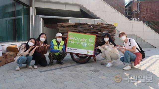 대표 진경씨를 포함한 끌림 팀원 네명은 이날 아침 일찍부터 끌리머 어르신을 찾아 리어카에 새 광고판을 부착해드렸다. 다가오는 한글날을 기념해 끌림이 자체 제작한 광고다. 최민석·김다영 기자