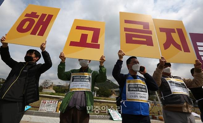 ▲20일 청와대 앞 분수대 광장에서 전국공공운수노동조합원 등이 기자회견을 열고 신종 코로나바이러스 감염증(코로나19) 사태로 타격을 입은 항공·공항 노동자 한시적 해고금지 및 비정규직 정리해고 중단을 촉구하는 항공·공항 노동자들의 고용을 보장하기 위한 현장 실천단을 발족을 선언했다. 2020.04.20. 사진=민중의소리