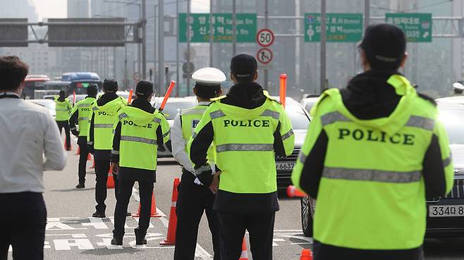 한남대교 북단서 불법 시위 차량 단속하는 경찰