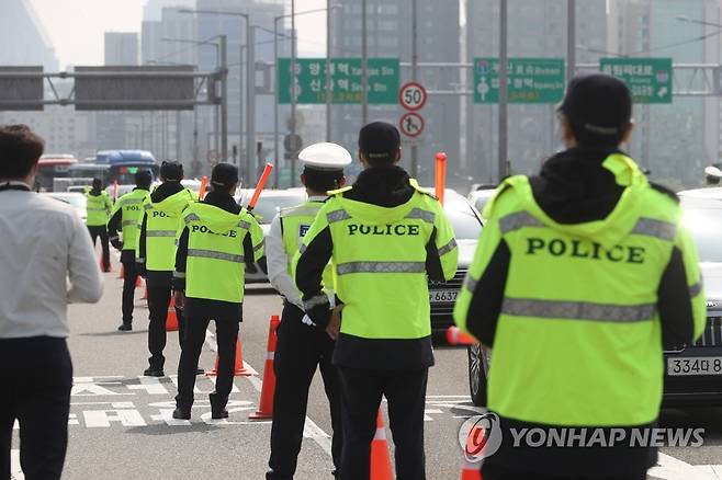 한남대교 북단서 불법시위 차량 단속하는 경찰 (서울=연합뉴스) 류효림 기자 = 개천절인 3일 서울 한남대교 북단에 마련된 합동검문소에서 경찰이 차량 통제를 하고 있다.   경찰은 법원에서 손을 들어준 10대 미만 차량 시위를 제외하고 사전에 통지되지 않은 10대 미만의 차량 시위에 대해 경비교통 합동검문소를 운영한다고 밝혔다. ryousanta@yna.co.kr