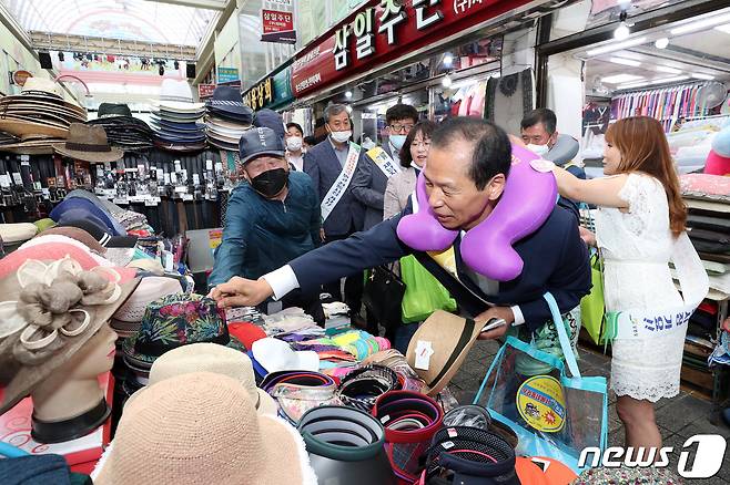 지난 5월 25일 강원 춘천 중앙시장에서 최문순 지사가  '다 함께 동행, 지역경제 살리기 챌린지! 긴급재난지원금 쓰리 GO(돕고·살리고·나누고) 캠페인'을 벌이며 물품을 구매하는 모습.(자료 사진) /뉴스1