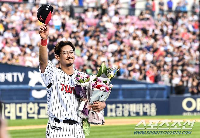 2018년 KBO리그 2319개 최다안타 신기록을 달성한 LG 박용택이 축하 꽃다발을 건내받은 뒤 팬들에게 인사를 하고 있다.
