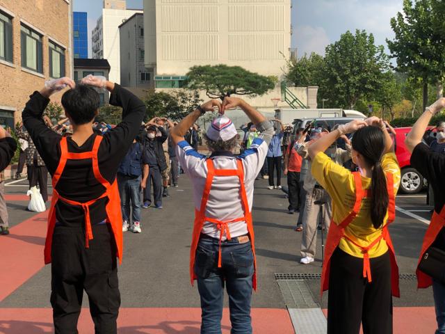 김하종 신부와 자원봉사자들이 1일 오후 경기 성남시 성남동성당 주차장에 모여 있는 노숙인들에게 추석 인사를 하고 있다. 이승엽 기자