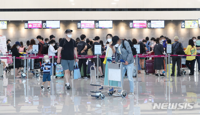 [제주=뉴시스]우장호 기자 = 추석 연휴 마지막날인 4일 오전 제주국제공항 3층 국내선 출발층 발권창구에 귀경에 나선 관광객들의 발걸음이 이어지고 있다. 2020.10.04. woo1223@newsis.com