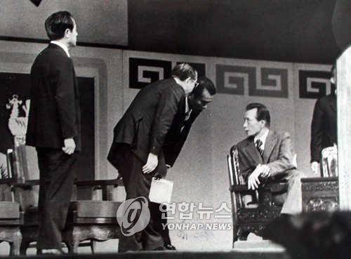 육영수 여사 피격 사건 당시 박정희 대통령의 모습 (서울=연합뉴스) 1974년 8월 15일 육영수 여사 피격 사건 당시 박정희 대통령의 모습. [연합뉴스 자료사진]