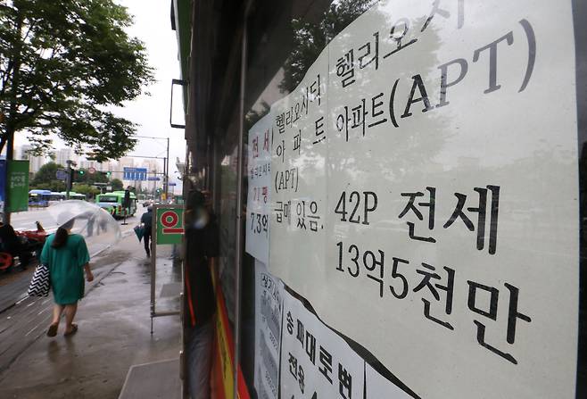 2020년 8월 3일, 전월세신고제·전월세상한제·계약갱신청구권제 등을 핵심으로 하는 '임대차3법' 시행 된 뒤 서울 송파구 헬리오시티 아파트 인근 부동산에 매물 물건이 붙어 있다.