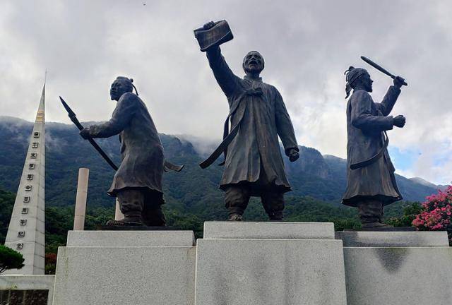 전북 정읍 전봉준공원에 있는 동학혁명지도자 동상. 가운데가 전봉준, 왼쪽이 김개남, 오른쪽이 손화중이다. 손호철 교수 제공