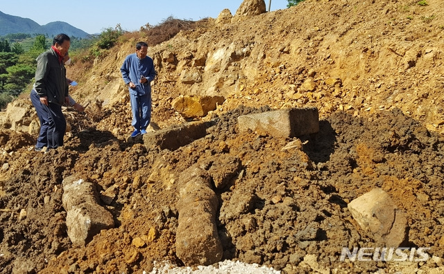 [괴산=뉴시스]강신욱 기자 = 충북 괴산향토사연구회 관계자 등이 5일 괴산읍 이탄리 한 야산에 묻혔다가 굴착기로 찾아낸 일명 '강급제비'와 문인석을 확인하고 있다. 2020.10.05. ksw64@newsis.com