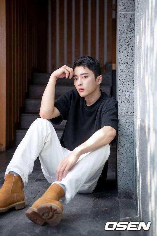 [OSEN=조은정 기자] 그룹 카드(KARD)가 컴백을 앞두고 서울 강남구 DSP미디어 사옥에서 OSEN V채널 '연습실 챌린지' 촬영을 진행했다.카드는 26일 첫 싱글 'Way With Words'를 발매하고 본격적인 활동에 돌입할 예정이다. '연습실 챌린지’ 카드 편은 9월 초 첫방송 될 예정이다.카드 제이셉이 촬영을 앞두고 포즈를 취하고 있다. /cej@osen.com