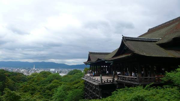 일본 교토시에 있는 세계문화유산 기요미즈데라(淸水寺) 옆으로 교토시 전경이 펼쳐져 있다. / 경향신문 자료사진